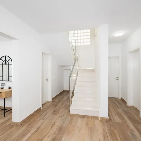 Villa Secret 1 *